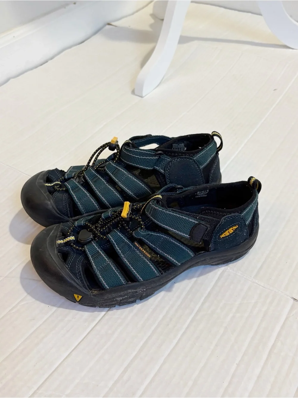 Keen Newport Sandals Big Kid’s Size 5 Hiking Water Shoes Keens Outdoor Travel